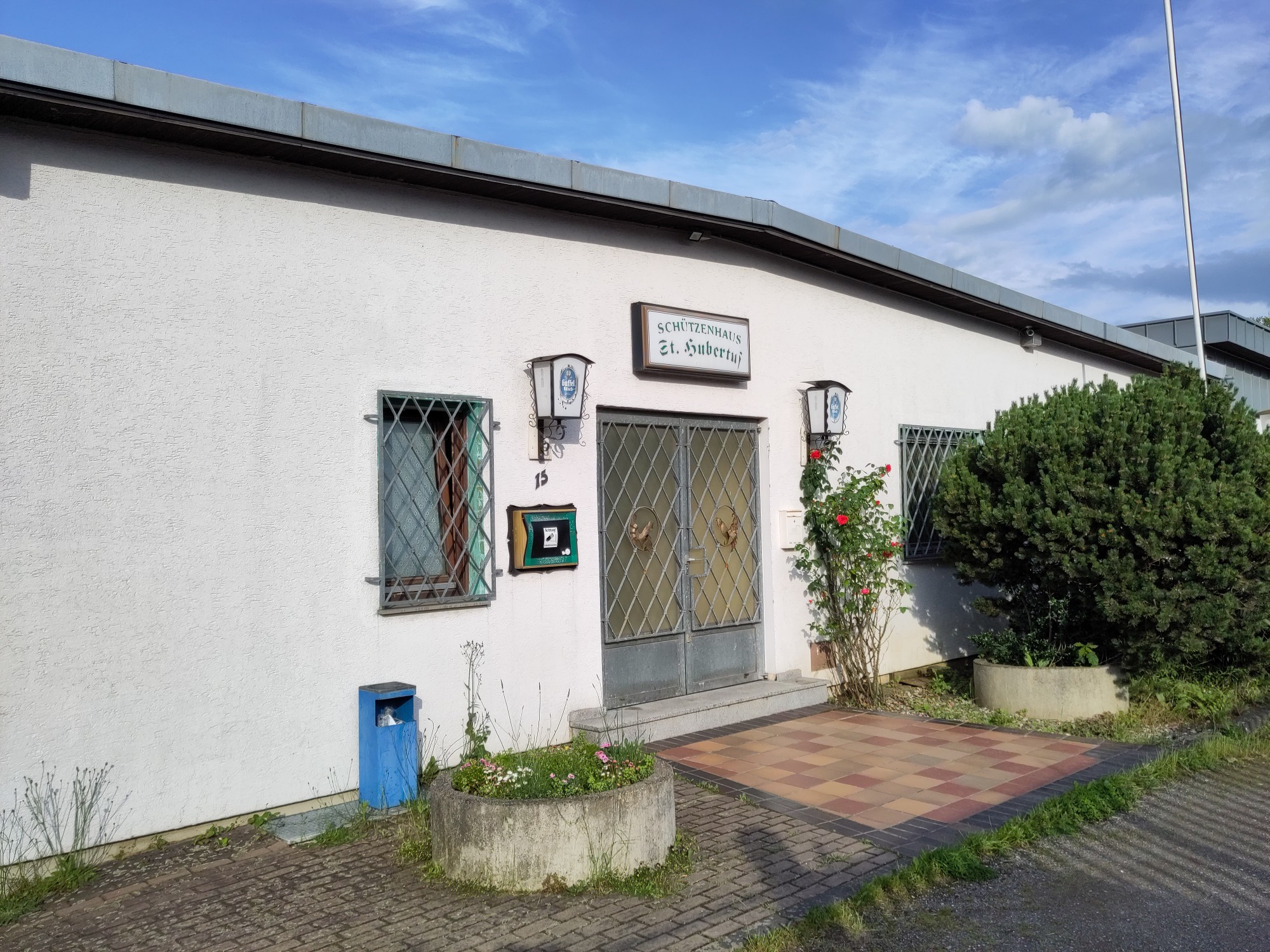 Die Eingangstür des Schützenhauses, über der steht „Schützenhaus St. Hubertus”